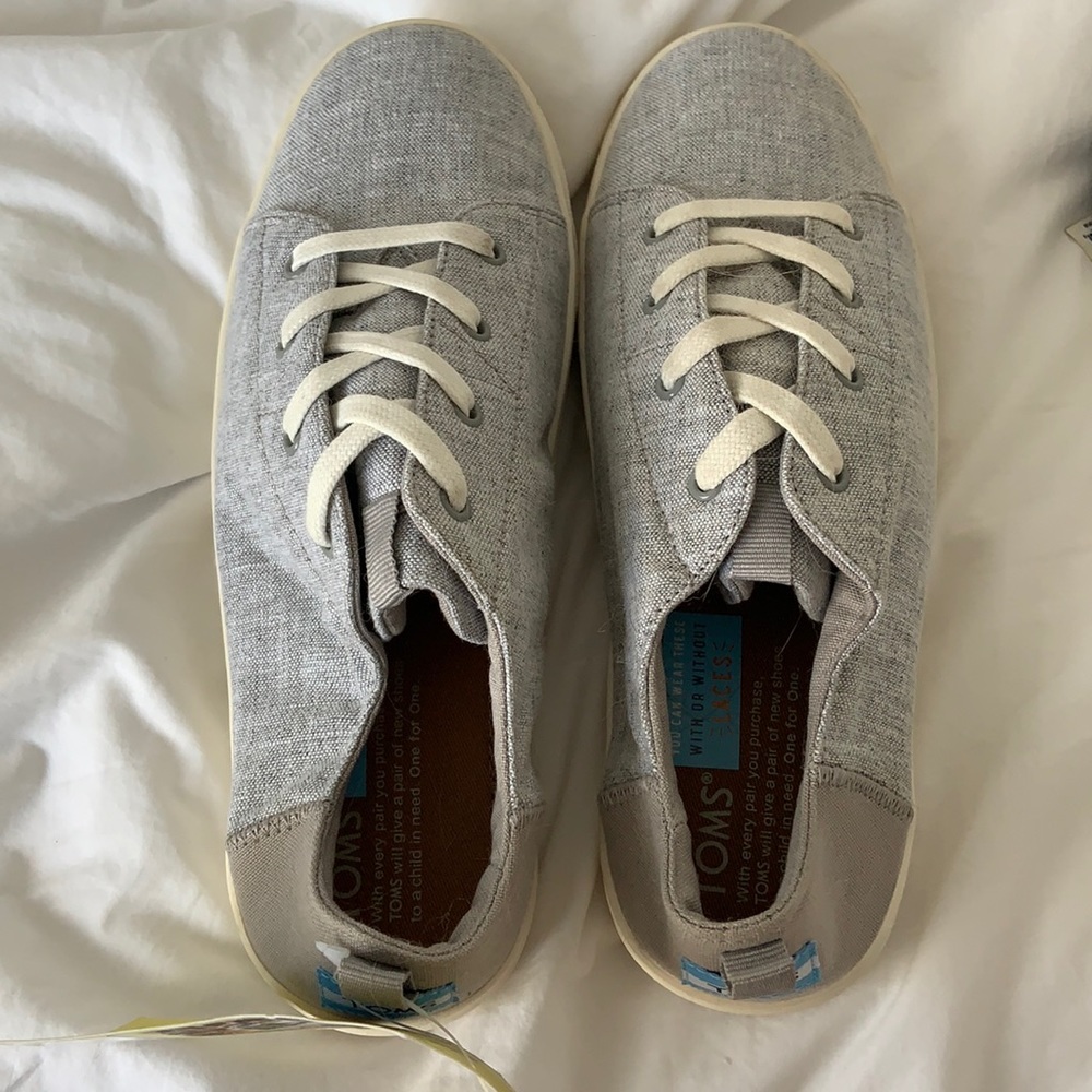 Tom’s new with tags chambray youth Lenny shoe